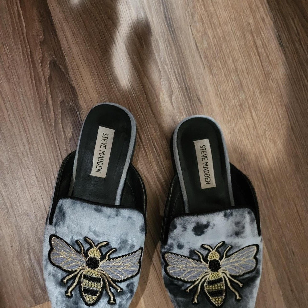 Steve Madden black & gray velvet bee slides with embroidered bee design